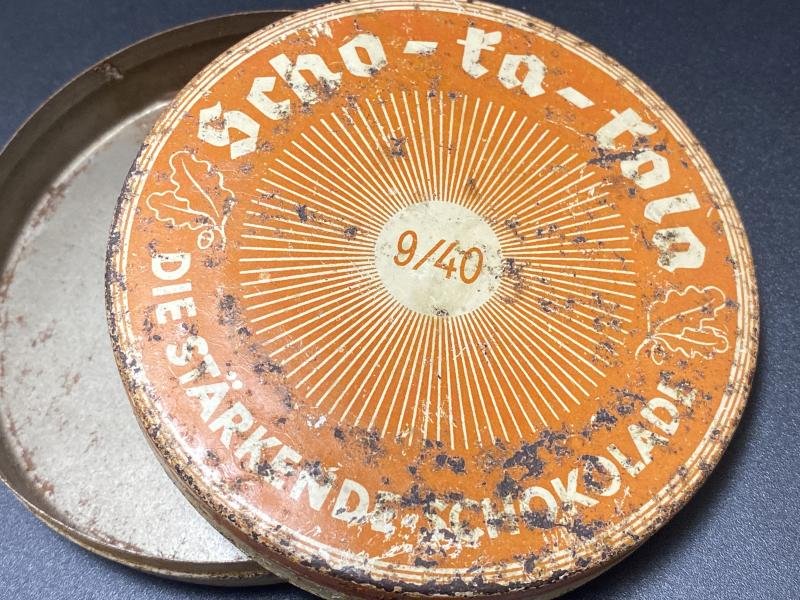 1940 Wehrmacht Packung Scho-Ka-Kola Chocolate Tin — image 2