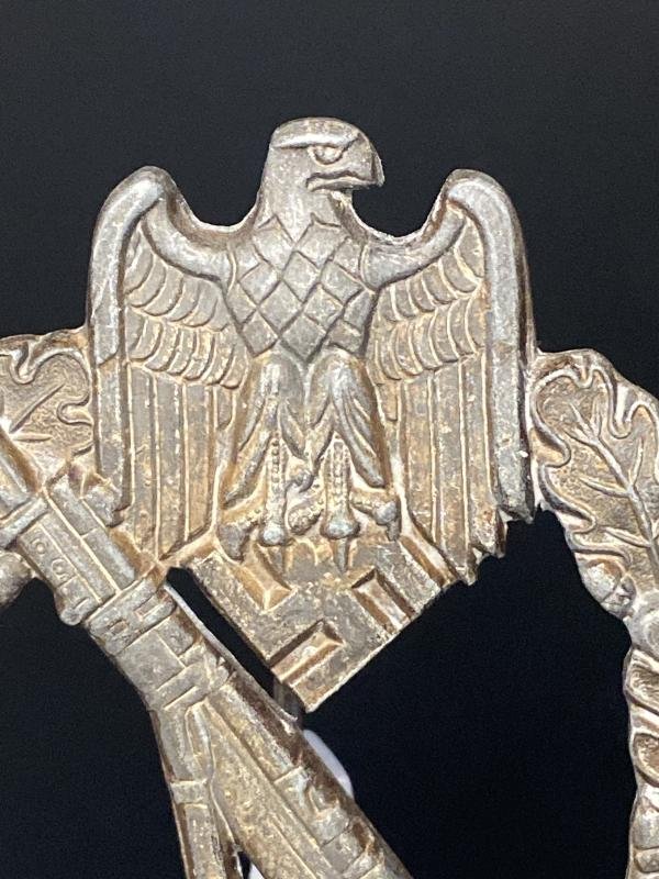 Infantry Assault Badge in Bronze Unmarked Variant — image 2