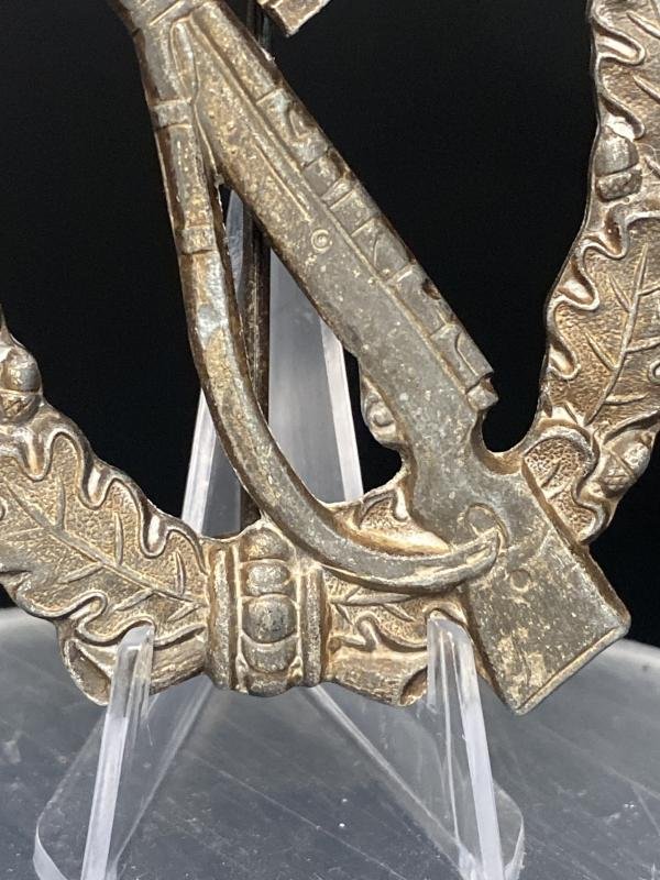 Infantry Assault Badge in Bronze Unmarked Variant — image 3