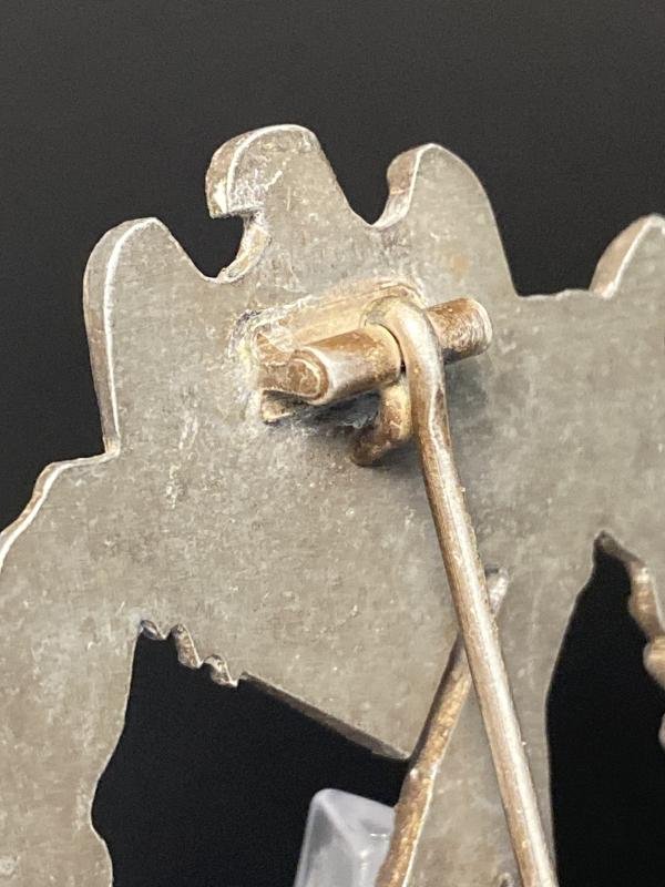 Infantry Assault Badge in Bronze Unmarked Variant — image 5