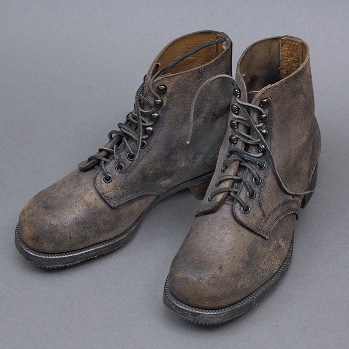 JNH37 Excellent unissued pair of worker low boots — image 5