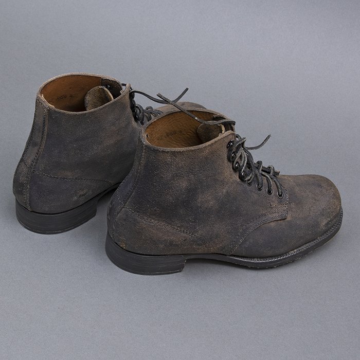 JNH37 Excellent unissued pair of worker low boots — image 8