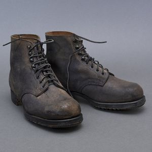 JNH37 Excellent unissued pair of worker low boots