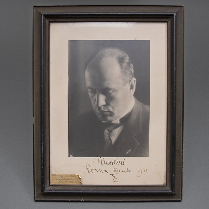 DMI85 Framed signed portrait of Prime Minister Mussolini dated 1931 — image 2