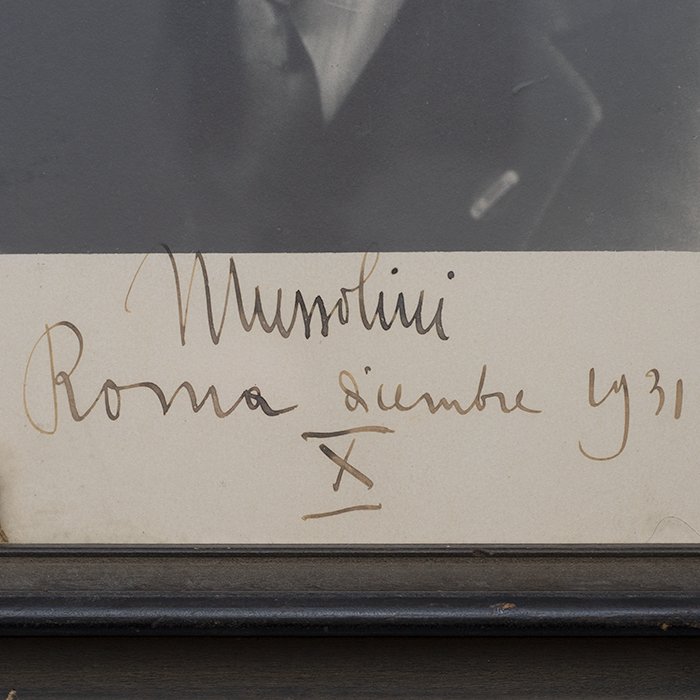 DMI85 Framed signed portrait of Prime Minister Mussolini dated 1931 — image 3