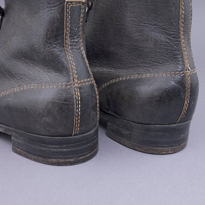 BAS14 Clean matched pair of wartime black leather work boots — image 10