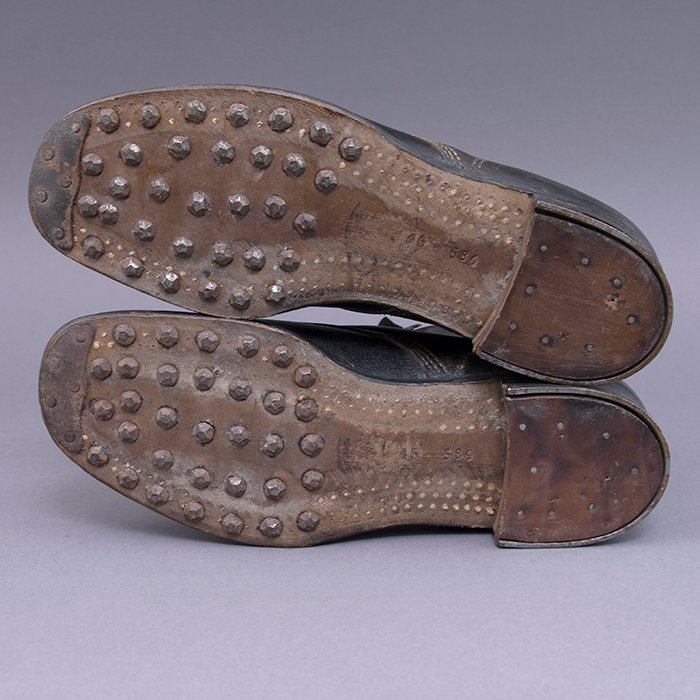 BAS14 Clean matched pair of wartime black leather work boots — image 12