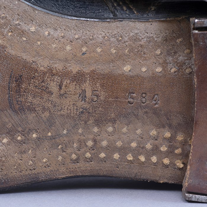 BAS14 Clean matched pair of wartime black leather work boots — image 14