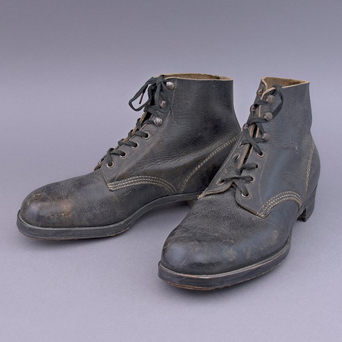 BAS14 Clean matched pair of wartime black leather work boots — image 2