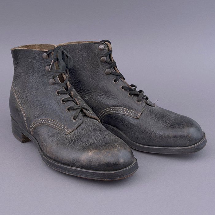 BAS14 Clean matched pair of wartime black leather work boots — image 4