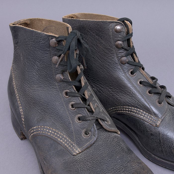 BAS14 Clean matched pair of wartime black leather work boots — image 5