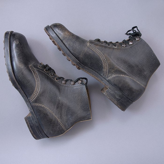 BAS14 Clean matched pair of wartime black leather work boots — image 8