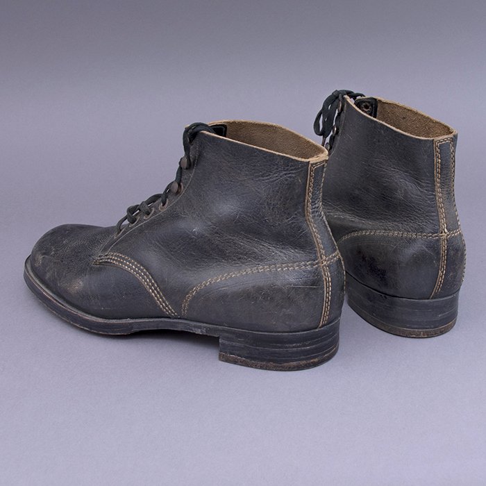 BAS14 Clean matched pair of wartime black leather work boots — image 9