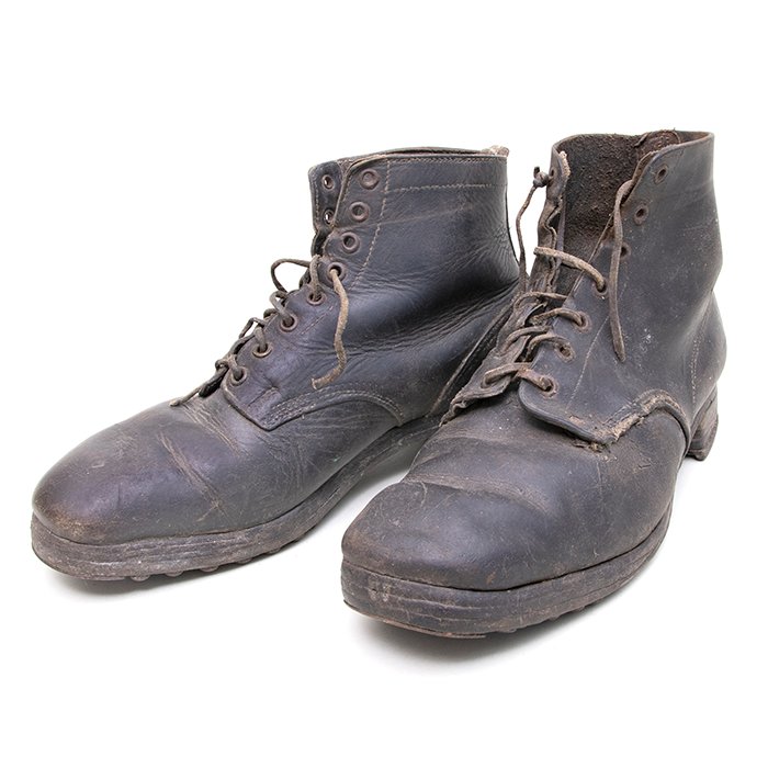 KWH16 Pair of well used black leather ankle boots — image 2