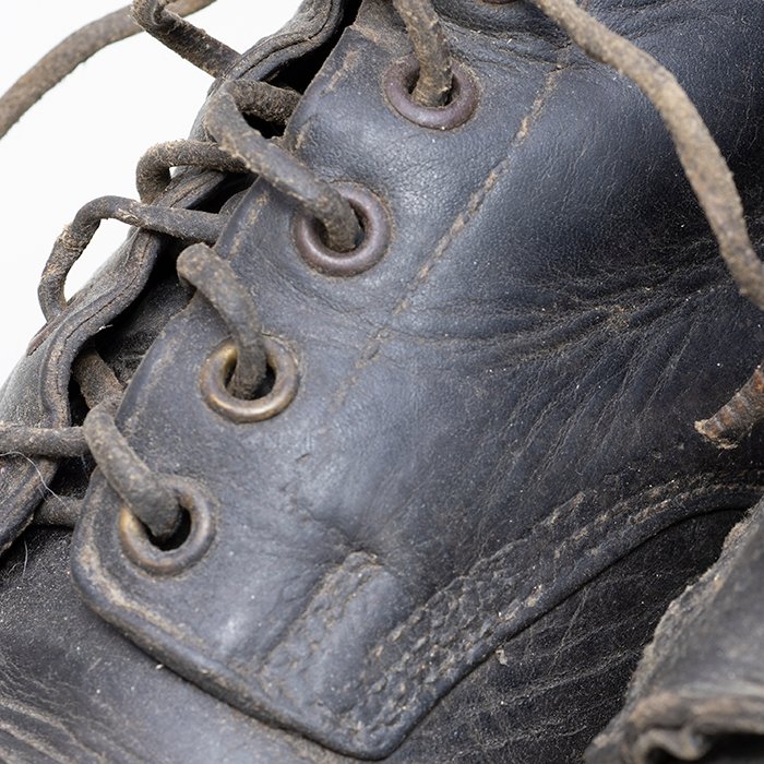 KWH16 Pair of well used black leather ankle boots — image 3