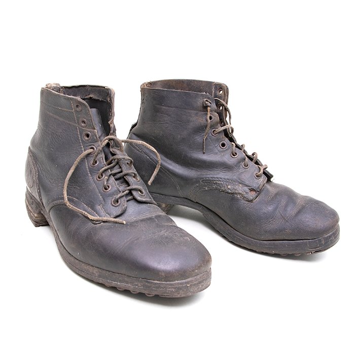 KWH16 Pair of well used black leather ankle boots — image 4