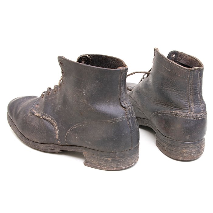 KWH16 Pair of well used black leather ankle boots — image 5