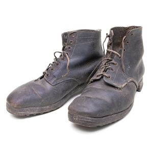 KWH16 Pair of well used black leather ankle boots