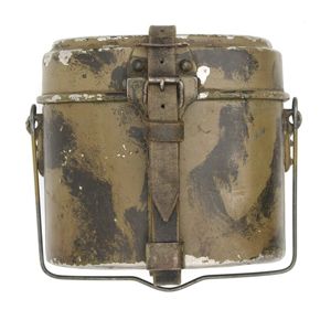 OPA33 Camouflaged mess tin with carrying strap