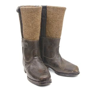 TOA23 Nice pair of winter sentry boots