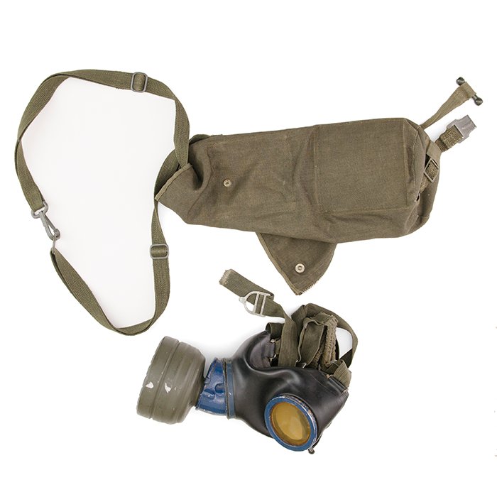 OPA30 Luftwaffe Fallschirmjäger gas mask and carrying bag — image 4