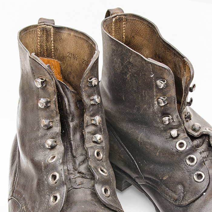 MP4001 Matched pair of service used Gebirgsjäger Bergschuhe — image 4