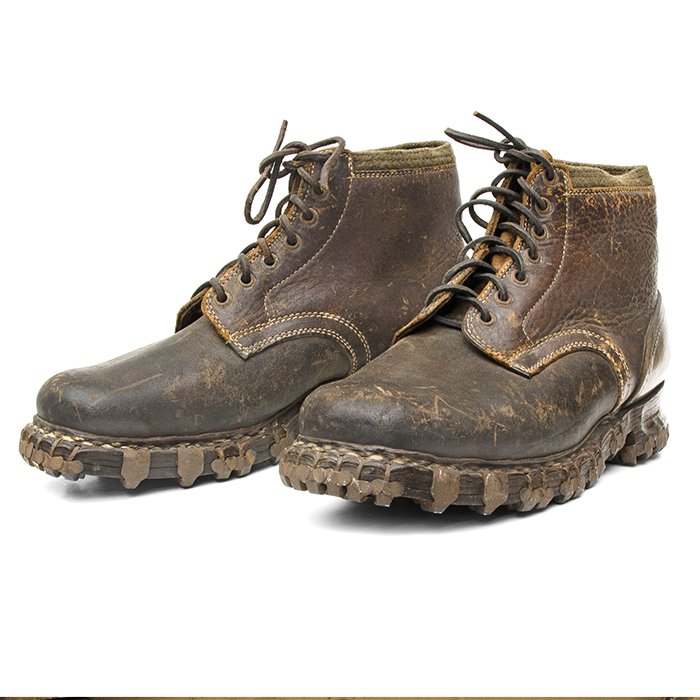 GZA3 Excellent matched pair of low quarter Gebirgsjäger boots — image 2