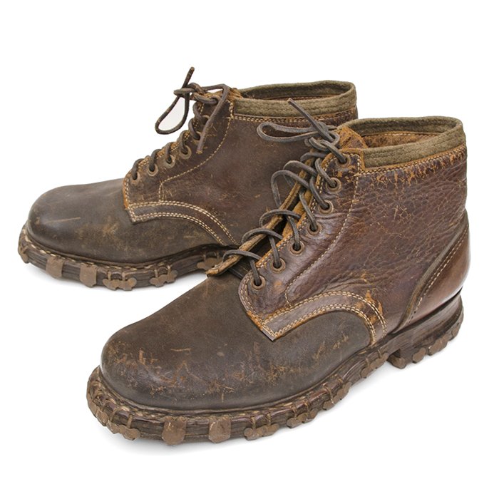 GZA3 Excellent matched pair of low quarter Gebirgsjäger boots — image 3