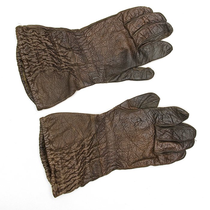 JCA1 Very nice matched pair of Fallschirmjäger unlined leather gauntlets — image 2