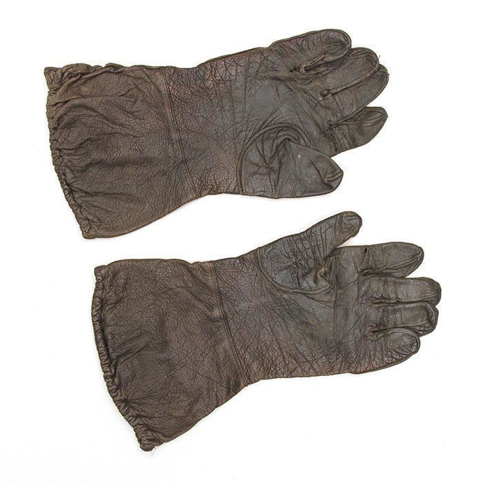 JCA1 Very nice matched pair of Fallschirmjäger unlined leather gauntlets — image 5