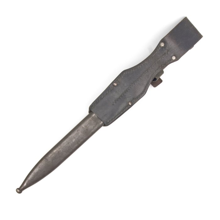 TOA1 Unmarked late war 98k bayonet and frog — image 13