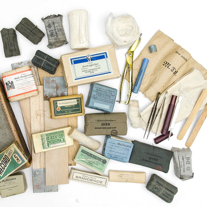 YAA5 Elaborate Heer medical satchel with contents — image 10