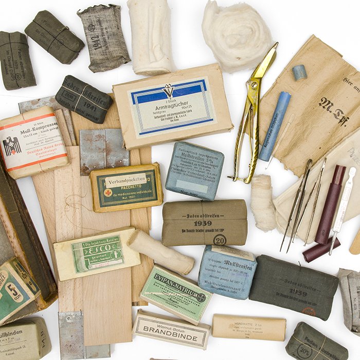 YAA5 Elaborate Heer medical satchel with contents — image 11