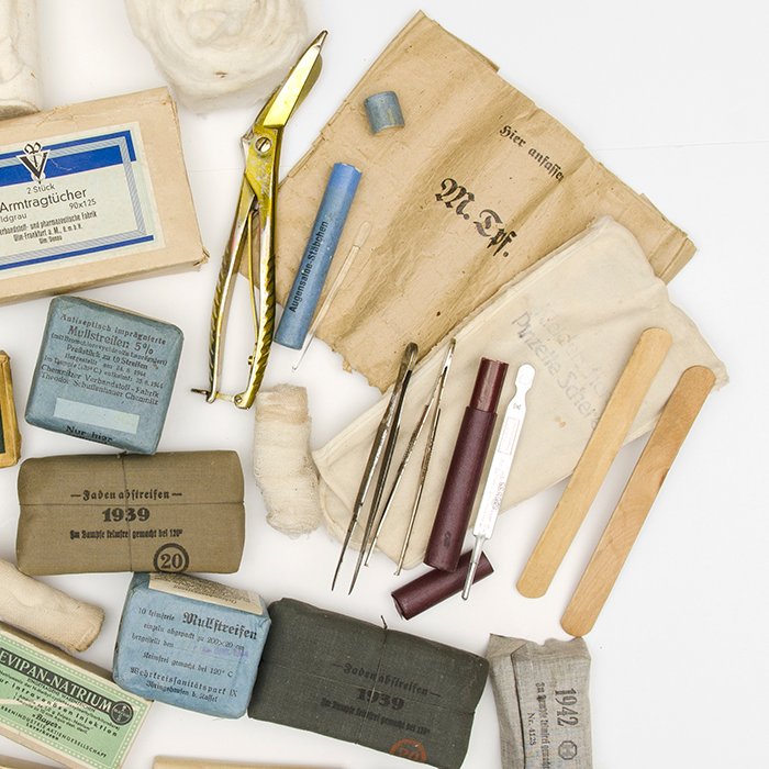 YAA5 Elaborate Heer medical satchel with contents — image 12