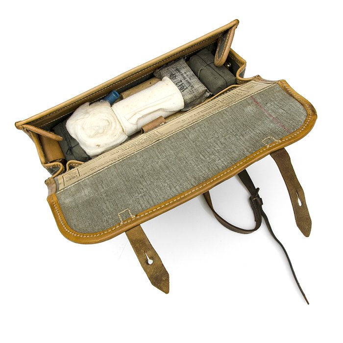 YAA5 Elaborate Heer medical satchel with contents — image 16