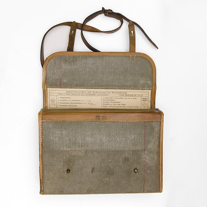 YAA5 Elaborate Heer medical satchel with contents — image 17