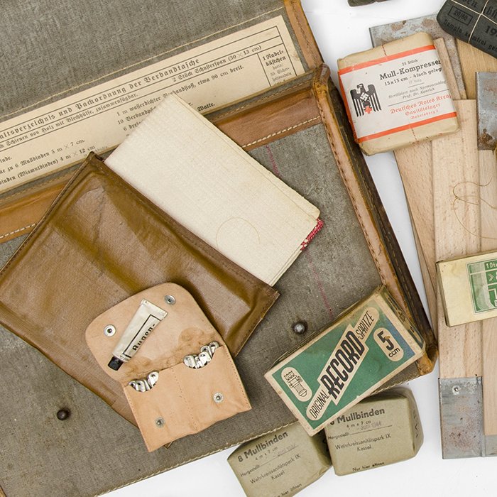 YAA5 Elaborate Heer medical satchel with contents — image 9