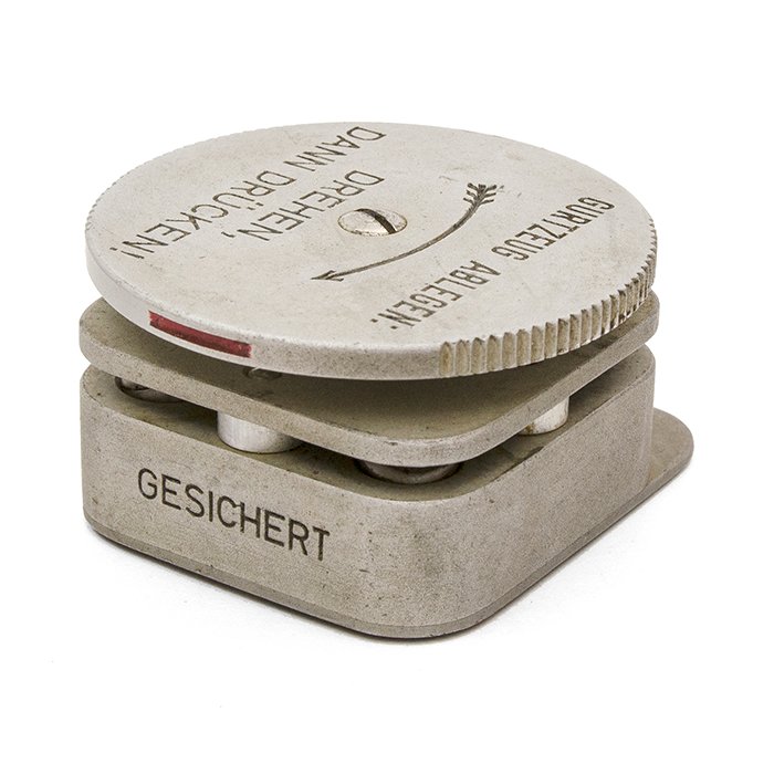 FCA9 Central quick-release fitting for Luftwaffe air crew parachutes — image 3