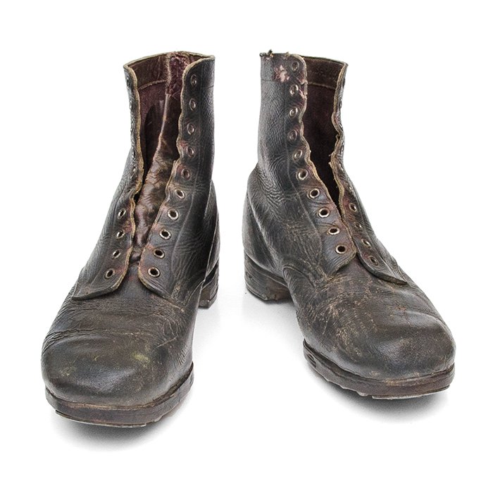 MP4002 Matched pair of black leather ankle boots — image 3