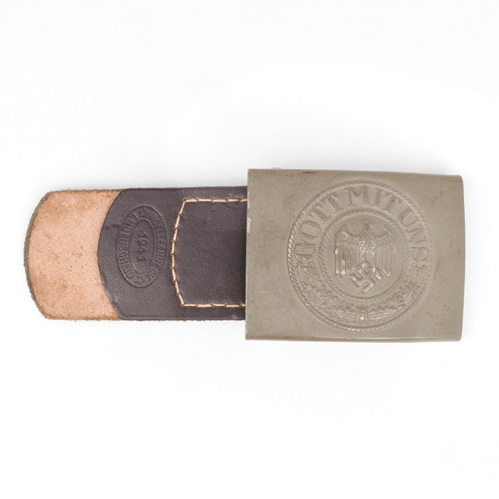 PEA12 Field grey painted Heer EM belt buckle with leather tab — image 3