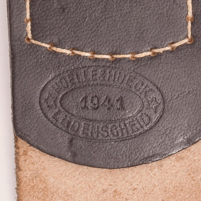 PEA12 Field grey painted Heer EM belt buckle with leather tab — image 8