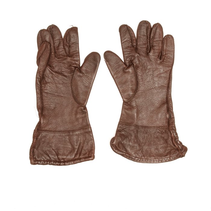 AHJ20 Very nice matched pair of Fallschirmjäger unlined leather gauntlets — image 3