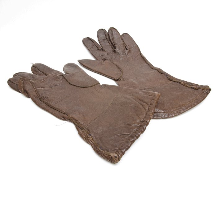 AHJ20 Very nice matched pair of Fallschirmjäger unlined leather gauntlets — image 4