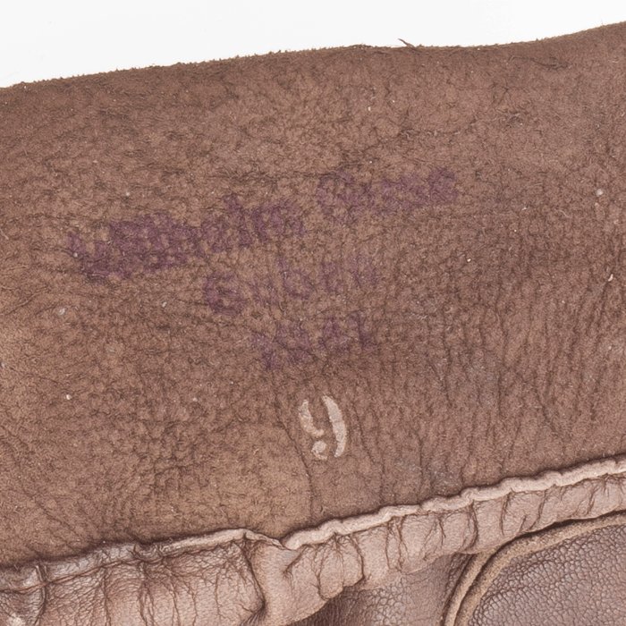 JOU3 Slightly mismatched pair of Fallschirmjäger unlined leather gauntlets — image 10