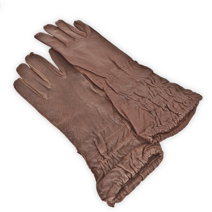JOU3 Slightly mismatched pair of Fallschirmjäger unlined leather gauntlets — image 2