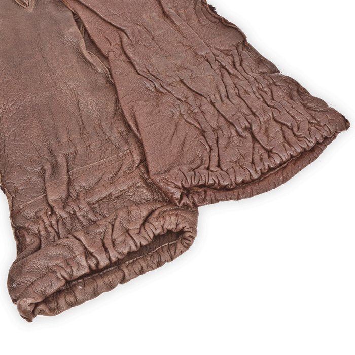 JOU3 Slightly mismatched pair of Fallschirmjäger unlined leather gauntlets — image 3