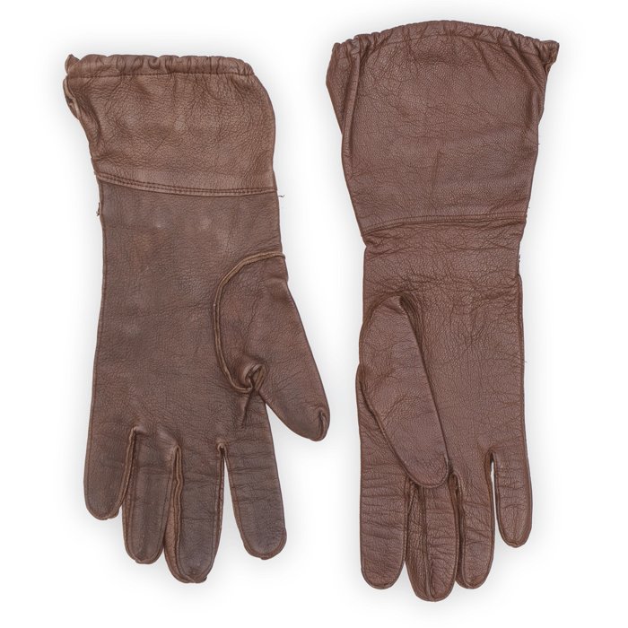 JOU3 Slightly mismatched pair of Fallschirmjäger unlined leather gauntlets — image 5