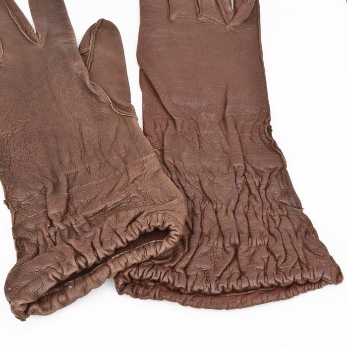JOU3 Slightly mismatched pair of Fallschirmjäger unlined leather gauntlets — image 6