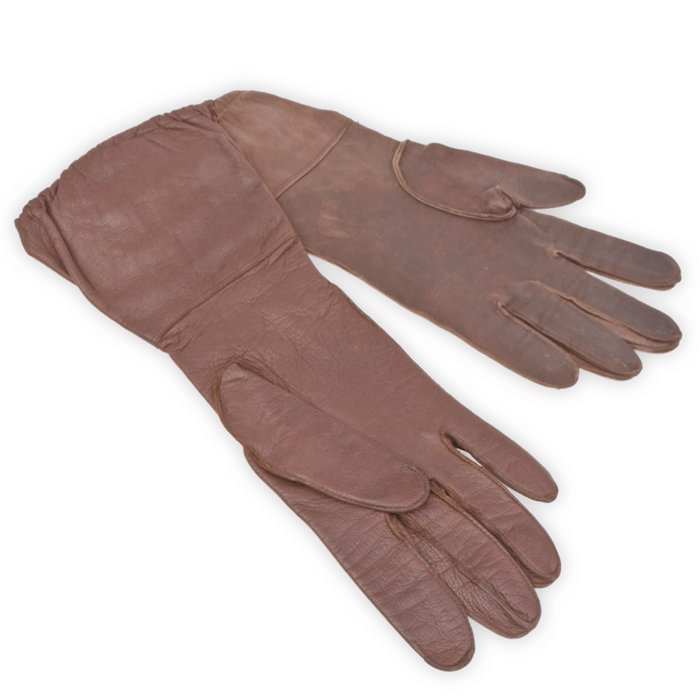 JOU3 Slightly mismatched pair of Fallschirmjäger unlined leather gauntlets — image 7