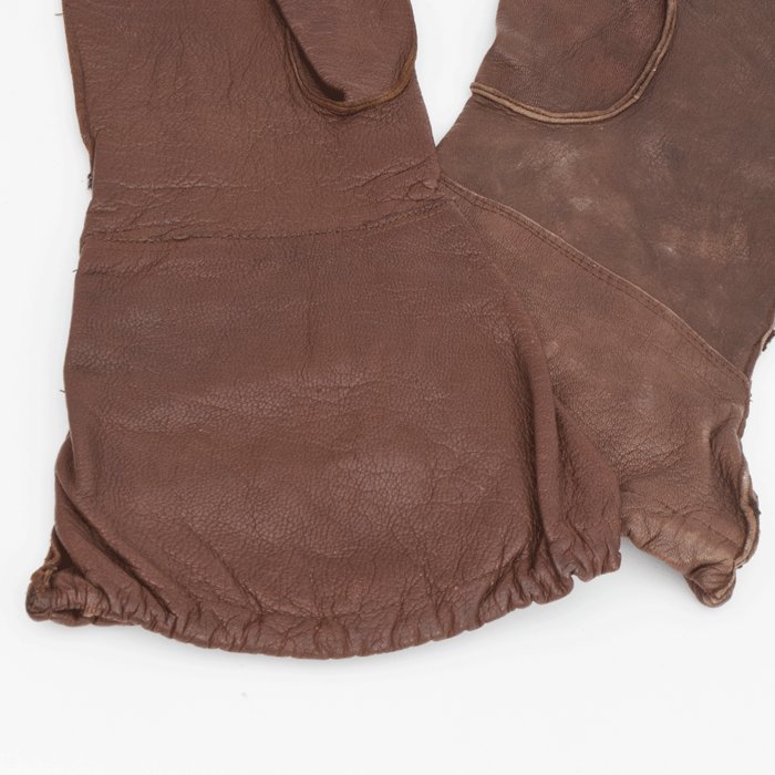 JOU3 Slightly mismatched pair of Fallschirmjäger unlined leather gauntlets — image 8